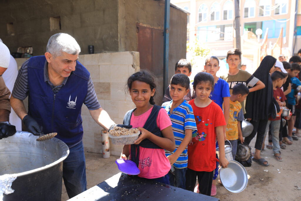 Ready-to-eat meals given out to the needy in Gaza (Palestine), paying 60 meals for them for each day missed is Kaffarah