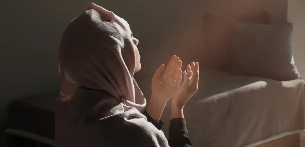 woman making dua, making dua is a way to elevate your tahajjud