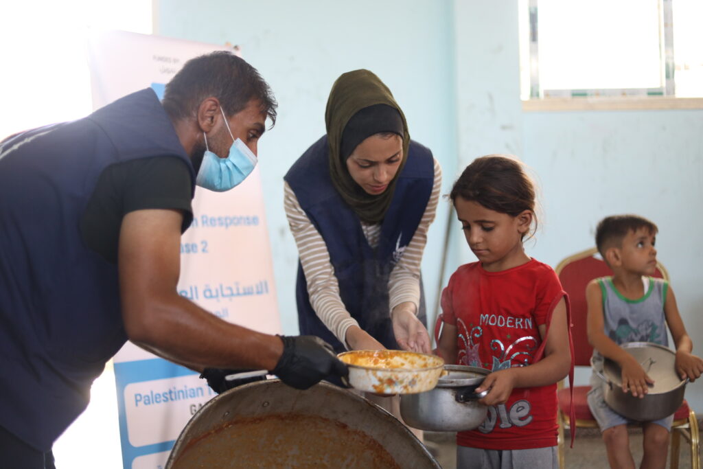 Ready-to-eat meals given out to the needy in Gaza (Palestine), paying 60 meals for them for each day missed is Kaffarah