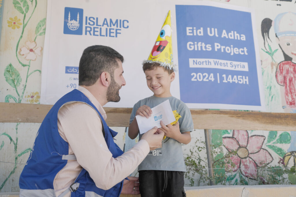 Children in need, receiving gifts for Eid al-Adha in Dhul Hijjah 