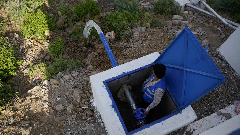 Islamic Relief repairing the abandoned water tank in Al-Judhoor area (Yemen) for Ibrahim's village